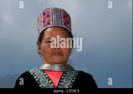 La donna in un abito tradizionale, costume, ritratto, Anno Nuovo festival, Hmong hill tribe, minoranza etnica, Chiang Mai provincia Foto Stock