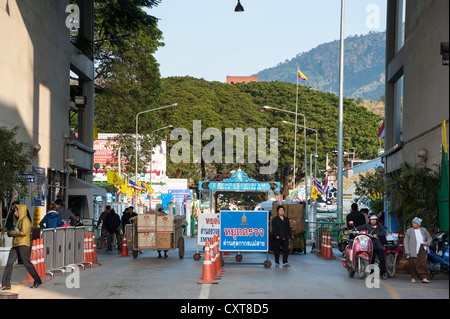 I controlli di frontiera tra Myanmar Birmania e Tailandia sul lato thailandese, Mae Sai, la città più settentrionale della Thailandia Foto Stock
