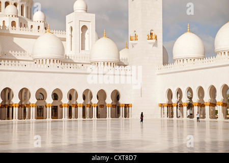 Il cortile della Moschea Sheikh Zayed di Abu Dhabi, Emirati Arabi Uniti, Asia Foto Stock