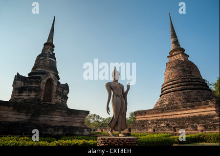 A piedi la statua di Buddha nel Wat Sa Si o Sra Tempio Sri, Sukhothai Historical Park, sito Patrimonio Mondiale dell'UNESCO, la Thailandia del Nord Foto Stock