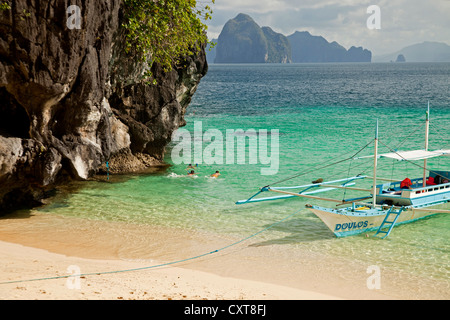 Snorkelling e una barca off sette Commando spiaggia vicino El Nido, PALAWAN FILIPPINE, Asia Foto Stock