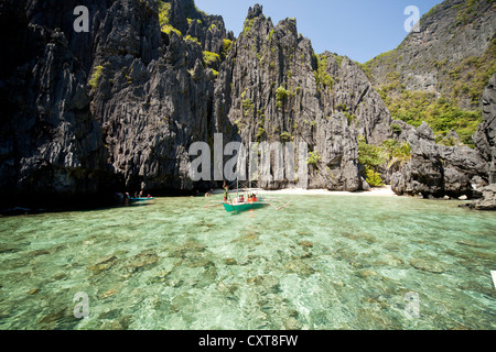 Barca dalla scogliera costa di Miniloc Island, El Nido, PALAWAN FILIPPINE, Asia Foto Stock