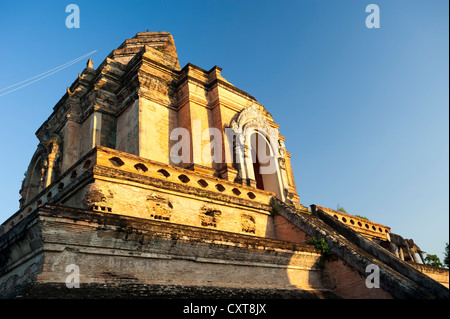 Il grande stupa e le rovine del tempio di Wat Chedi Luang, Chiang Mai, Thailandia del Nord della Thailandia, Asia Foto Stock