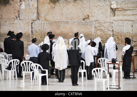 Gli uomini ebrei pregare, adoratori presso il Muro del Pianto, Gerusalemme, Israele, Medio Oriente e Asia sud-ovest Foto Stock