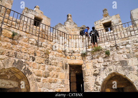 I turisti sui bastioni a piedi, la Città Vecchia di Gerusalemme, Israele, Medio Oriente e Asia sud-ovest Foto Stock