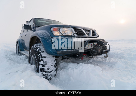 Super Jeep bloccato nella neve, Mýrdalsjoekull ghiacciaio, Islanda, Europa Foto Stock