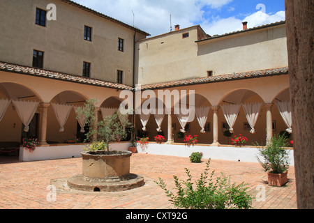 Cortile con fontana, Pienza, Toscana, Italia, Europa Foto Stock