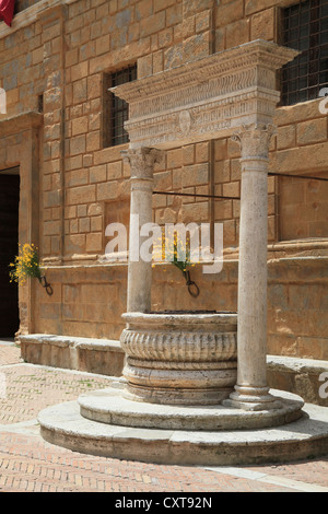 Bene sulla Piazza Pio II, Pienza, Toscana, Italia, Europa Foto Stock