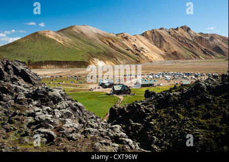 Una montagna di cabina e di un campeggio in Landmannalaugar, Laugahraun campo di lava riolitica e le montagne sull'Laugavegur escursionismo Foto Stock