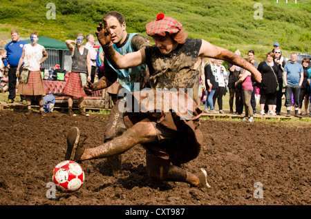 I giovani la riproduzione di fango-calcio, Campionato Europeo, città di Isafjordur, West fiordi, Islanda, Europa Foto Stock