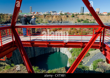 La gente sul ponte di osservazione del foro grande, Kimberley, Northern Cape, Sud Africa e Africa Foto Stock