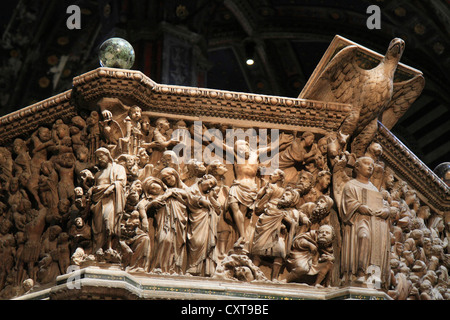 Il pulpito di Nicola Pisano, Siena Cattedrale o Duomo di Santa Maria Assunta a Siena, Toscana, Italia, Europa Foto Stock