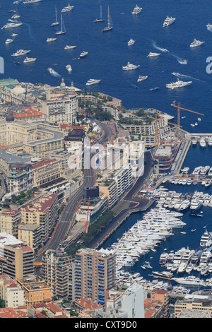 Porto Ercole con il viale di accesso al Casino, durante il Gran Premio di Formula 1, da la Tête du Chien, Côte d'Azur Foto Stock