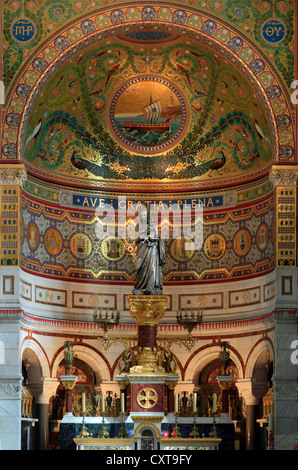 Abside con mosaici e una statua argentea della "Madonna e Bambino' nella chiesa di Notre Dame de la Garde, Marsiglia, Dipartimento Foto Stock