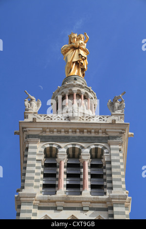 Torre della chiesa di Notre Dame de la Garde con la statua dorata "Madonna e Bambino' di Eugène Lequesne, Marsiglia, Foto Stock