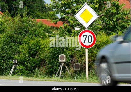 La velocità e la fotocamera a infrarossi unità flash, velocità trappola, mobile unità radar per misurare la velocità, Landau, Baviera, PublicGround Foto Stock