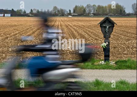 Commemorative croce sul ciglio della strada per la vittima di un incidente con moto velocizzando il passato, country road vicino a Anzing, Alta Baviera Foto Stock