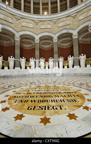 Vista interna della Befreiungshalle, liberazione Hall, costruito da Friedrich von Gaertner e Leo von Klenze, con statue in marmo di Foto Stock