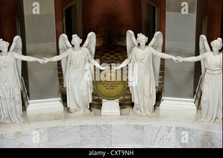 Vista interna della Befreiungshalle, liberazione Hall, costruito da Friedrich von Gaertner e Leo von Klenze, con statue in marmo di Foto Stock