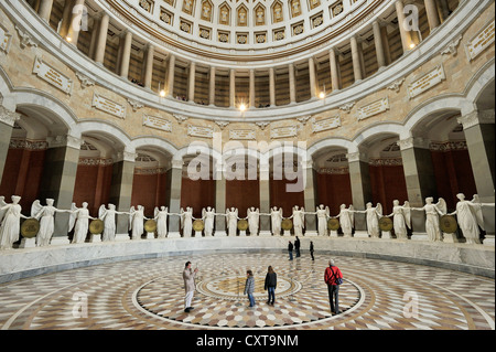 Vista interna della Befreiungshalle, liberazione Hall, costruito da Friedrich von Gaertner e Leo von Klenze, con statue in marmo di Foto Stock