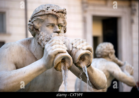 Fontana la figura di un tritone, la Fontana del Moro fontana, Piazza Navona, Roma, Regione Lazio, Italia, Europa Foto Stock