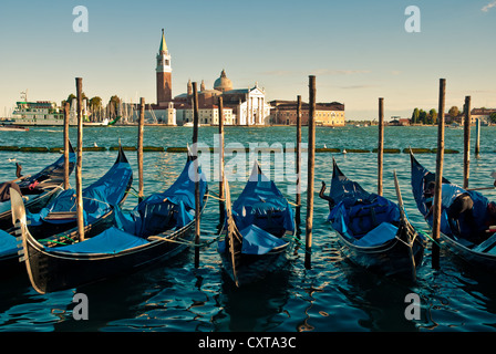 Gondole ancorate sul Canal Grande a Venezia Foto Stock