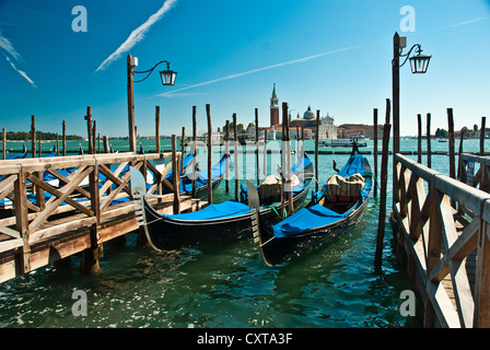 Gondole ancorate sul Canal Grande a Venezia Foto Stock