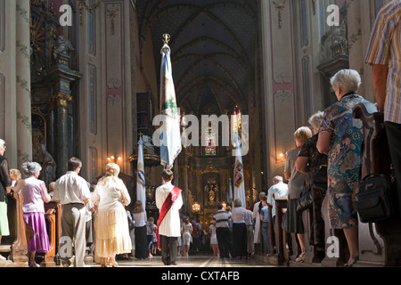 Messa presso la cattedrale latina, Leopoli città vecchia, Ucraina Foto Stock