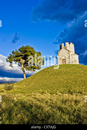 Cappella idilliaco sulla collina verde, Nin, Croazia Foto Stock