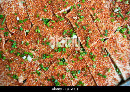 Fried accatastati tofu pelle Cinese Sichuan snack Foto Stock