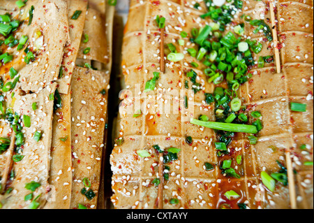 Fried accatastati tofu pelle Cinese Sichuan snack Foto Stock