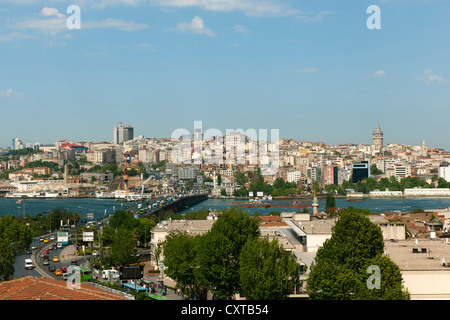 Türkei, Istanbul, Blick von Unkapani über das Goldene Horn mit der Atatürk Brücke (Unkapani Brücke) auf Beyoglu Foto Stock