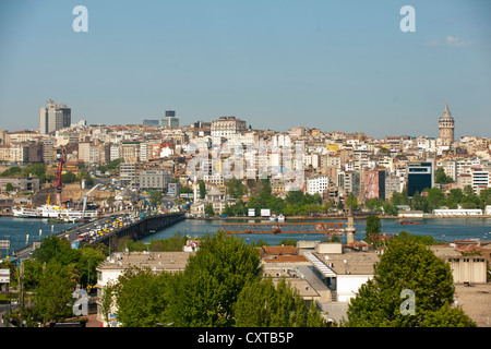 Türkei, Istanbul, Blick von Unkapani uber das Goldene Horn mit der Atatürk Brücke (Unkapani Brücke) auf Beyoglu; Foto Stock