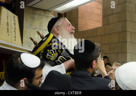 Simhat Torah ebraica ebrei festival ballando con la Torah e scorre in una sinagoga. Gerusalemme vecchia città. Israele Foto Stock