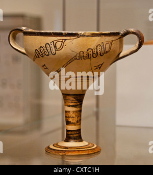 La terracotta kylix (bicchiere) con gusci whorl Late Helladic IIIB 1300-1190 A.C. Micene micenea 18,5 cm greco in Grecia Foto Stock