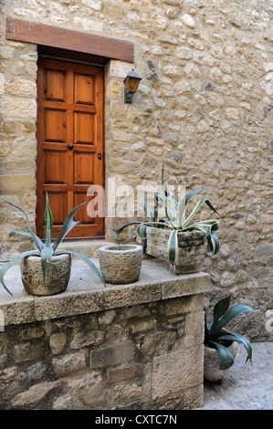 Casa con muro di pietra nella città medievale di Besalu, Catalogna, Spagna Foto Stock