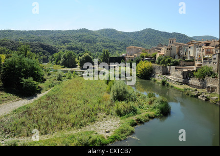 Fluvia fiume nella città medievale di Besalu, Girona, Catalogna, Spagna Foto Stock