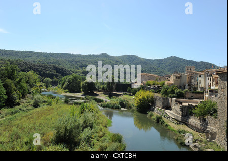 Ponte fortificato oltre il fiume Fluvia nella città medievale di Besalu, Catalogna, Spagna Foto Stock