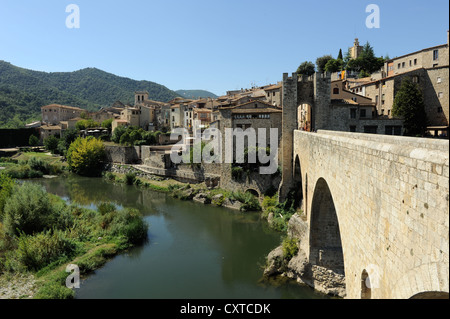 Ponte fortificato oltre il fiume Fluvia nella città medievale di Besalu, Catalogna, Spagna Foto Stock