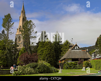 Guardando attraverso il parco dell'area ricreativa di White Plats verso St Mary La Chiesa Vergine in estate Ambleside Cumbria Inghilterra UK Unito Regno Unito GB Foto Stock