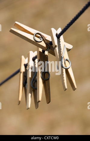 Primo piano di pioli di legno attaccati su una linea di lavaggio vuota Inghilterra Regno Unito Regno Unito Gran Bretagna Foto Stock
