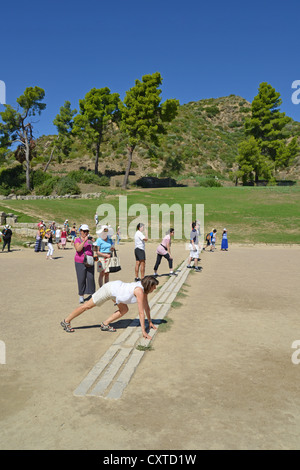 Il Marmo Linea di partenza allo stadio, Antica Olympia, Elis, Grecia occidentale Regione, Grecia Foto Stock