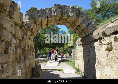 Monumentale ingresso allo stadio, Antica Olympia, Elis, Grecia occidentale Regione, Grecia Foto Stock