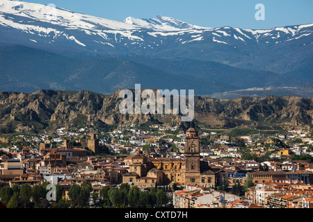 Montagne innevate della Sierra Nevada viste da Guadix Foto Stock