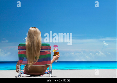 Donna relax nel prato sdraio in spiaggia Foto Stock