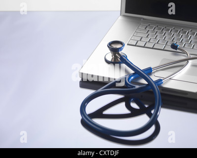 In prossimità di uno stetoscopio sul computer portatile Foto Stock