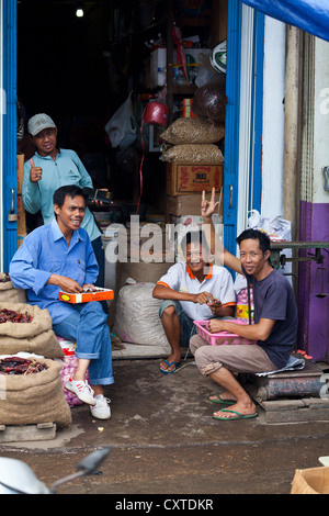 La vita di strada in Banjarmasin, Indonesia Foto Stock