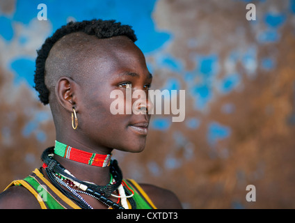 La ragazza da tribù Menit posa, Jemu, Valle dell'Omo, Etiopia Foto Stock