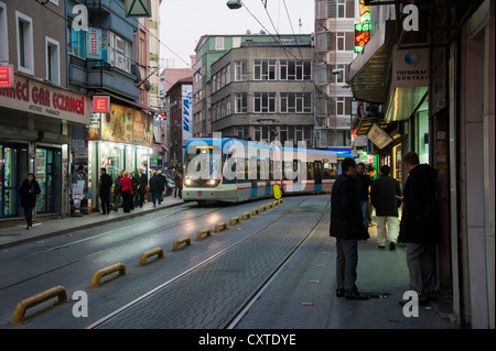 Il T1 tracciafile passando attraverso il distretto Sirkeci di Istanbul in Turchia Foto Stock