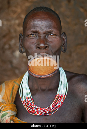 Suri Tribe donna con un labbro disco, Kibish, Valle dell'Omo, Etiopia Foto Stock